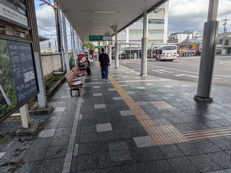 バスロータリーを右手に見ながら、直進です。