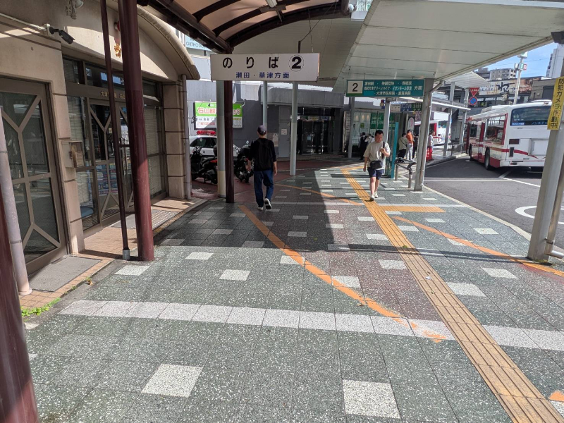 左手に交番があります。